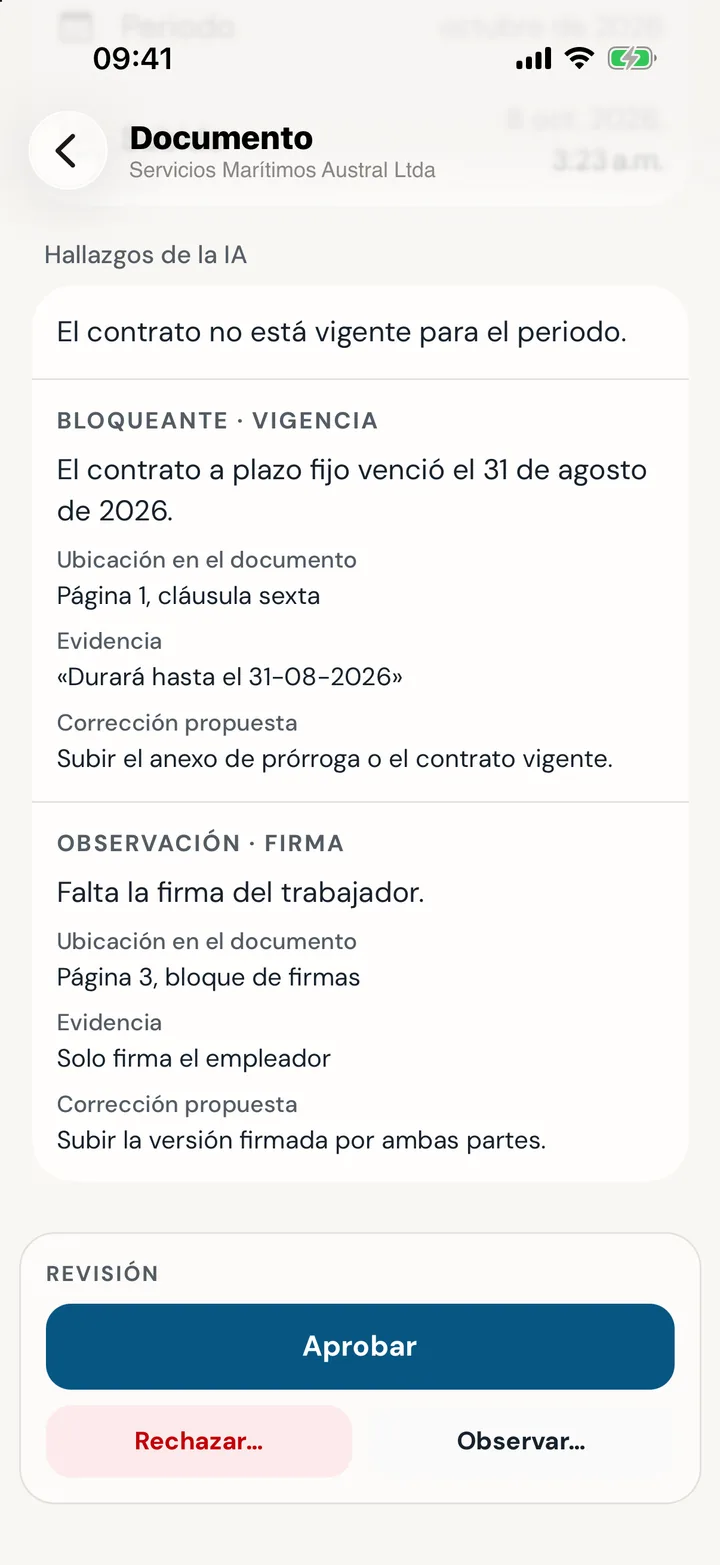 Un documento por revisar en la app: hallazgos de la IA (Bloqueante · Vigencia y Observación · Firma) con la ubicación en el documento y la corrección propuesta, y las acciones Aprobar, Rechazar y Observar
